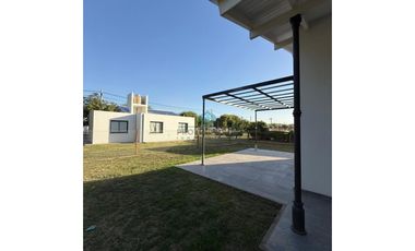 VENTA -CASA 2 DORMITORIOS - COLONIA CAROYA