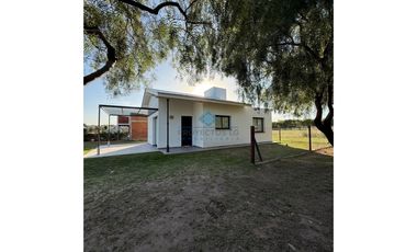 VENTA -CASA 2 DORMITORIOS - COLONIA CAROYA