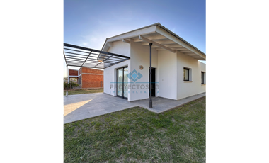 VENTA -CASA 2 DORMITORIOS - COLONIA CAROYA