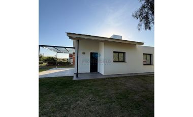 VENTA -CASA 2 DORMITORIOS - COLONIA CAROYA
