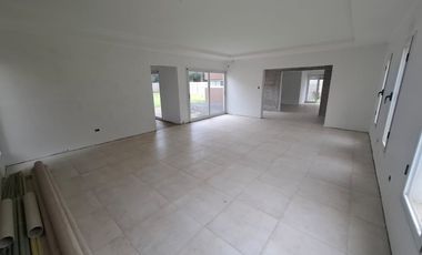 Casa en venta en Ameghino