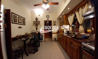 Chalet en venta c/ cochera en Morón