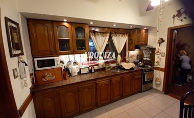 Chalet en venta c/ cochera en Morón