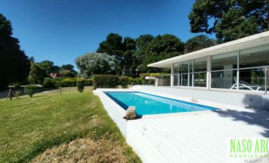 Moderna casa en Sierra de los Padres, Balcón del Golf, gas natural a pocos mts