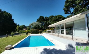 Moderna casa en Sierra de los Padres, Balcón del Golf, gas natural a pocos mts