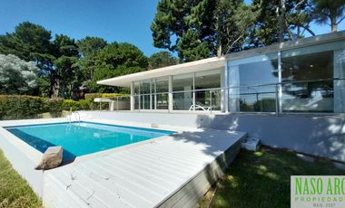 Moderna casa en Sierra de los Padres, Balcón del Golf, gas natural a pocos mts