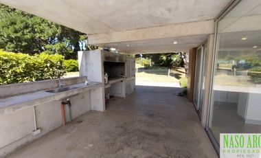 Moderna casa en Sierra de los Padres, Balcón del Golf, gas natural a pocos mts