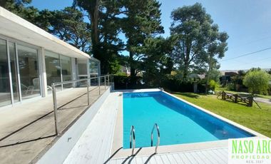 Moderna casa en Sierra de los Padres, Balcón del Golf, gas natural a pocos mts