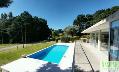 Moderna casa en Sierra de los Padres, Balcón del Golf, gas natural a pocos mts