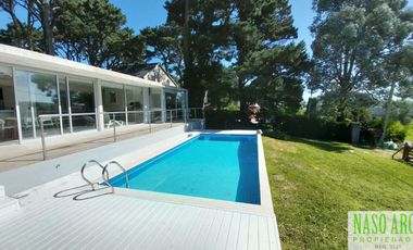 Moderna casa en Sierra de los Padres, Balcón del Golf, gas natural a pocos mts