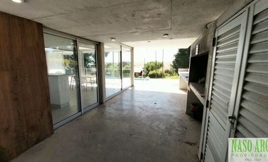 Moderna casa en Sierra de los Padres, Balcón del Golf, gas natural a pocos mts