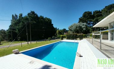 Moderna casa en Sierra de los Padres, Balcón del Golf, gas natural a pocos mts