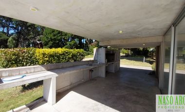 Moderna casa en Sierra de los Padres, Balcón del Golf, gas natural a pocos mts