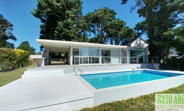 Moderna casa en Sierra de los Padres, Balcón del Golf, gas natural a pocos mts