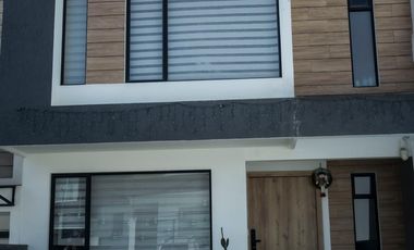 Bella Casa en Urbanizacion Privada Monay Baguanchi - Cuenca