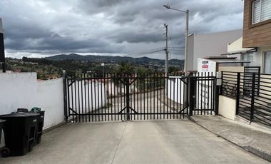 Bella Casa en Urbanizacion Privada Monay Baguanchi - Cuenca