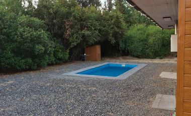 SE ARRIENDA CASA EN PARCELA- UBICADA EN EXCLUSIVO CONDOMINIO