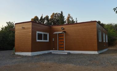 SE ARRIENDA CASA EN PARCELA- UBICADA EN EXCLUSIVO CONDOMINIO