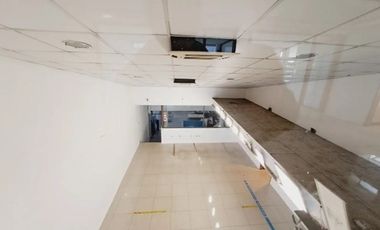 Amplio local / sala, cerca de Aerodromo Tobalaba