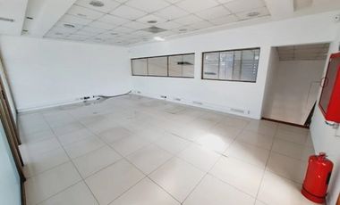 Amplio local / sala, cerca de Aerodromo Tobalaba