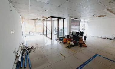 Amplio local / sala, cerca de Aerodromo Tobalaba