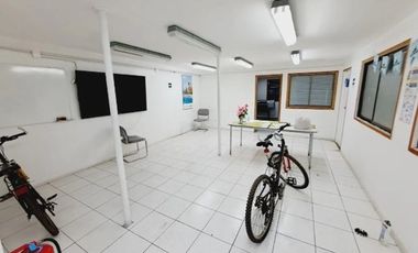 Amplio local / sala, cerca de Aerodromo Tobalaba