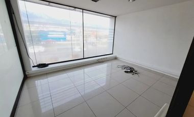 Amplio local / sala, cerca de Aerodromo Tobalaba