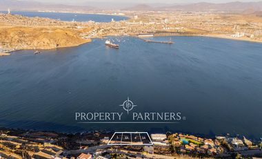 Terreno en venta con salida al mar en La Herradura.