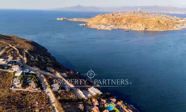 Terreno en venta con salida al mar en La Herradura.