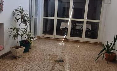 Casa  dos plantas con local y consultorio