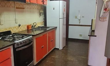 Casa  dos plantas con local y consultorio