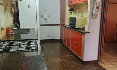 Casa  dos plantas con local y consultorio