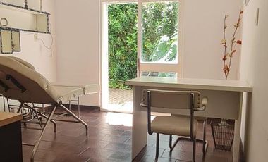 Casa  dos plantas con local y consultorio