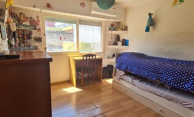 Casa  dos plantas con local y consultorio