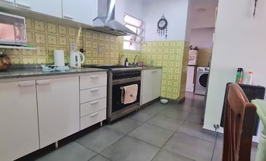 Casa  dos plantas con local y consultorio