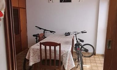 Casa  dos plantas con local y consultorio