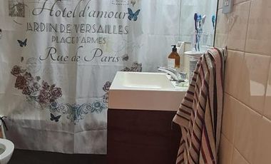 Casa  dos plantas con local y consultorio