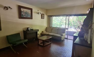 Casa  dos plantas con local y consultorio