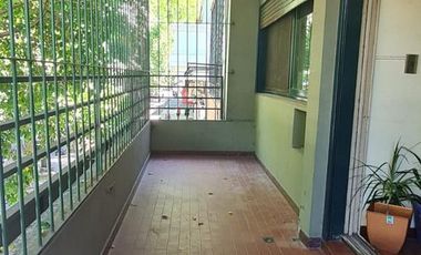 Casa  dos plantas con local y consultorio