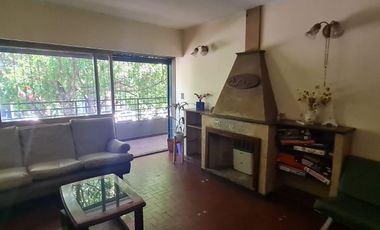 Casa  dos plantas con local y consultorio