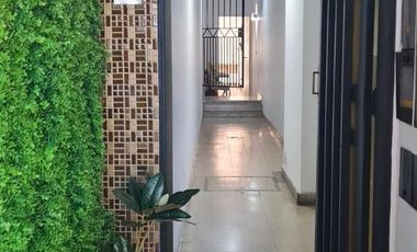 Casa  dos plantas con local y consultorio