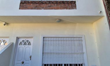 Muy buen Duplex 2 dorm y cochera descubierta. Banfield E.