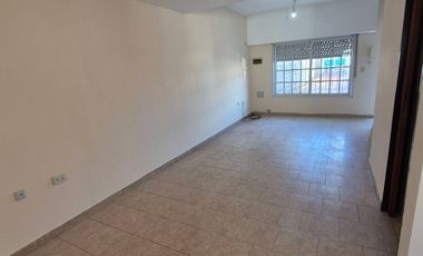 Muy buen Duplex 2 dorm y cochera descubierta. Banfield E.