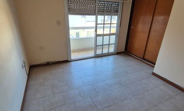 Muy buen Duplex 2 dorm y cochera descubierta. Banfield E.