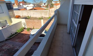 Muy buen Duplex 2 dorm y cochera descubierta. Banfield E.