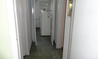 Casa de 2 dorm c/garage y fondo libre. Lanús Este.