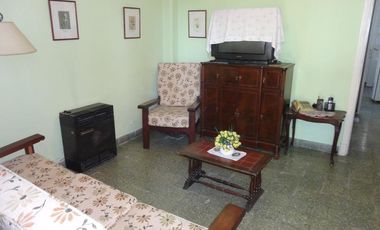 Casa de 2 dorm c/garage y fondo libre. Lanús Este.