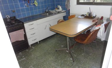 Casa de 2 dorm c/garage y fondo libre. Lanús Este.