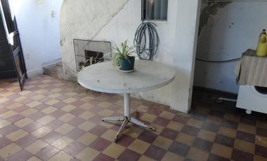 Casa de 2 dorm c/garage y fondo libre. Lanús Este.