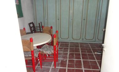 Casa de 2 dorm c/garage y fondo libre. Lanús Este.